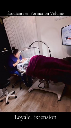 Étudiante en formation volume avec Loyale Extension ✨Offre de formations : • Formation Classique — 350 $ (trousse de pratique incluse) • Formation Classique & Volume — 650 $ (trousse de pratique incluse) 📅 Les rendez-vous sont pris selon vos disponibilités. 💻 Pour plus d’informations, visitez loyaleextension.com —————————————————————— #formationcilsquebec #formation #formationprofessionnelle #formationextensiondecils #formationcils #formationvolume #formationcil #formationclassique #extensiond
