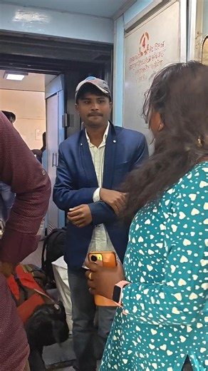 A kay kar raha hai 😂