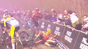 🏁 94km 💥 Crash in the Trouée d'Arenberg. Matej Mohorič, Kasper Asgreen and defending champion Dylan van Baarle among others fell. 💥 Chute dans la Trouée d'Arenberg. Matej Mohoric, Kasper Asgreen et le tenant du titre Dylan van Baarle sont notamment tombés. #ParisRoubaix | Paris-Roubaix Hauts-de-France