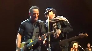 "Sun City" canción de protesta de 1985 escrita por Steven Van Zandt , producida por Van Zandt y Arthur Baker y grabada por Artists United Against Apartheid para transmitir la oposición a la política sudafricana de apartheid,en la que también participó Springsteen entre otros artistas.Interpretada en el concierto de Cape Town, Sudafrica, el 29 de Enero del 2014. Debut de este tema en un concierto de Springsteen donde también participa Mos Def en algunas estrofas del tema. | Springsteen & Rock Mus