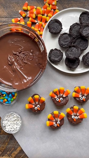 FULL RECIPE: https://www.plainchicken.com/oreo-cookie-ball-turkeys/ Oreo Turkeys Recipe – adorable no-bake Thanksgiving treats! Mix together cream cheese and crushed Oreos, dip in melted chocolate and decorate with candy corn, mini M&Ms, and candy eyes. Great treat for the kids to help make. SO fun! Perfect for your Thanksgiving dinner! | Plain Chicken