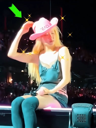 Les cheveux de Rosé semblent un peu fatigués ces derniers temps, mais elle reste toujours rayonnante 🤍 Elle était tellement heureuse quand un BLINK lui a offert le chien Hank ! 😻✨ Un moment très touchant et adorable ! #Rosé #BLACKPINK #BLINK #Hank #KpopMoments