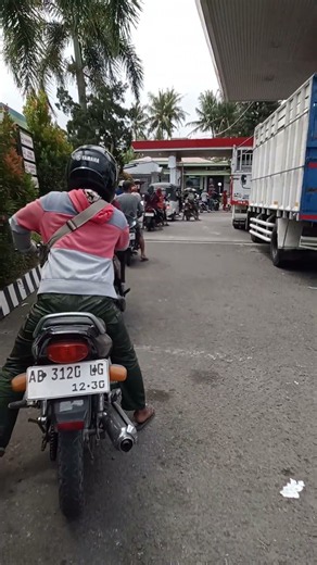 Antri beli bensin sampai pintu depan Pom Pertamina #bensin #pombensin #pertalite
