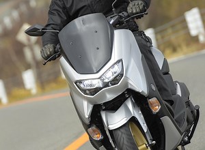 ヤマハ新型「NMAX」通勤インプレ｜最先端125ccスクーターは『クラスを超えた』という言葉がふさわしい！（2022年） - webオートバイ