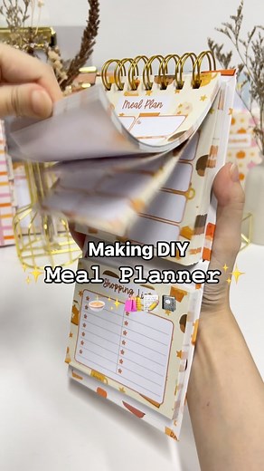 Planify Pro - Planner Design Program on Instagram: "Making a DIY Meal Planner with a Shopping List at the bottom 🛍️📝 It perfectly fit into a purse 🥳 Materials & Equipment: - Any kind of paper - Glossy white sticker paper - Chipboard - Cinch Binding Machine - O-wires The planner is in the A5 Slim Size. The template has been made and downloaded from planify pro. If you’re a seller interested in using it commercially ✅ Check out the Business Plan, it comes with all templates, patterns, graphics 