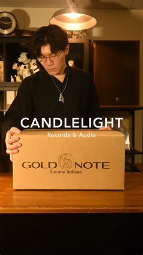 燭光唱片 Candlelight Records & Audio on Instagram: "🇮🇹義大利手工訂製唱盤 來自義大利的高端音響品牌Gold Note，無論是唱盤、擴大機、喇叭均為義大利手工生產，但卻能夠以平實的價格、高級的用料，讓所有發燒樂迷輕鬆圓夢！ 本日我們開箱的是「Gold Note Valore 425 Plus 黑膠唱盤」銀箔特仕版，下單後需要有3個月的製作時間，期待已久終於收到實品可以開箱給大家看了！ 《原廠規格介紹》 🎶當代經典黑膠唱盤🎶 Valore 425 Plus 是同類產品中最完整、音樂最令人滿意的唱盤，提供無與倫比的性能和美妙的聆聽體驗。優雅而現代的轉盤，帶有經典設計的美麗觸感。 🇮🇹技術成就細節 全程義大利生產製造🇮🇹 高阻尼特性的 POM 材料，皮帶驅動設計，搭配高效能 12V 同步電機馬達，以高扭力驅動，確保轉速的準確，電子控制 33 1/3 與 45 轉，還可以微調轉速，手動校正轉速精確度。在義大利手工製作，採用最
