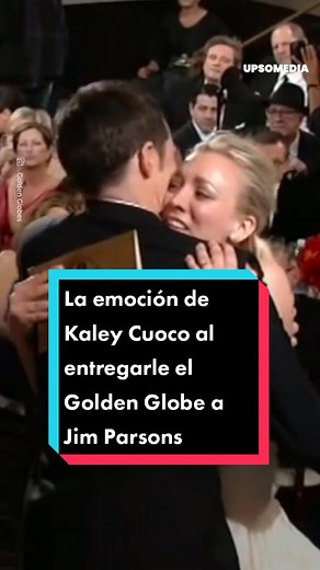 Kaley Cuoco entrega el Golden Globe a Jim Parsons