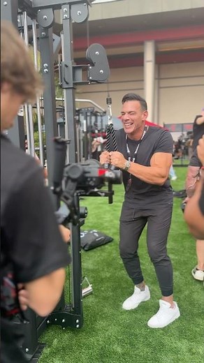 Frank Seppe shows how to do cable pull downs #tricepsworkout #bodybuilding #mrolympia