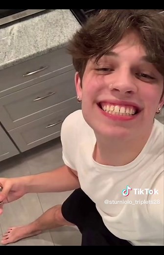 My phone is stuffed it is glitching and just freezes randomly @Nicolas Sturniolo