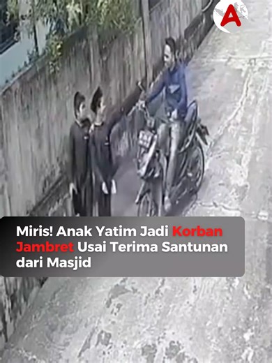 Aksi penjambretan yang menyasar anak-anak terjadi di Kota Pekanbaru dan memicu keprihatinan warga. Peristiwa tersebut berlangsung pada Senin (16/3/2026), sekitar pukul 10.30 WIB di kawasan Jalan Unggas, tepatnya di simpang tiga. Pelaku diketahui beraksi menggunakan sepeda motor Honda Beat Street berwarna hitam. Mirisnya, korban merupakan anak-anak yang baru saja menerima santunan yatim dari masjid di lingkungan tempat tinggal mereka. Follow terus @ayoindonesiacom #jambret #anakyatim #kriminal