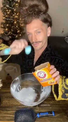 How to clean brushes and combs with Arm & Hammer Baking Soda? Remove oil, dirt, hair, make like new.