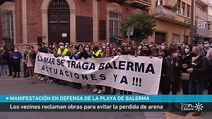 Los vecinos de Balerma piden en la calle solución a la erosión que amenaza su playa