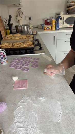 Creating Two-Tone Fondant Toppers for Cake Decorating