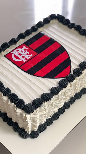 Oq vocês acharam???? Corante preto : @fab.ind @fanclubfab #boloretangular #bolomolhadinho #bolorecheado #bolochantininhopersonalizado #bolorj #explorar #boloriodejaneiro #boloartesanais #bolobrancoepreto #reelsinstagram | Cake's da Victória