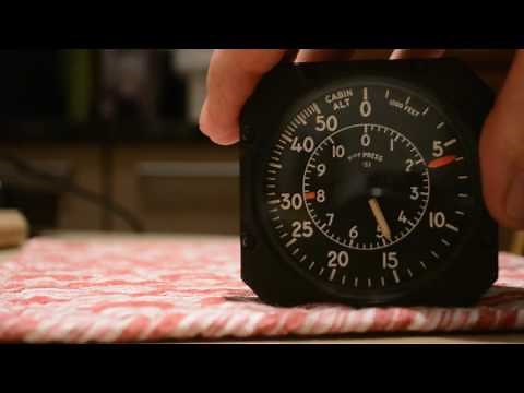 Cabin pressure / altitude meter