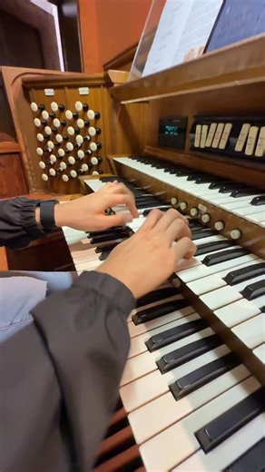 Festive Postlude at Central Presbyterian Church in Des Moines, IA! 😀 #organ #church #kirche #churchorgan #organistsofinstagram #organist #orgue #opera #classical #classic #musik #music #desmoines #usa | Paul Fey - Organist & Composer