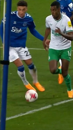 There are no words to describe this Alexander Isak assist 🤯🤯