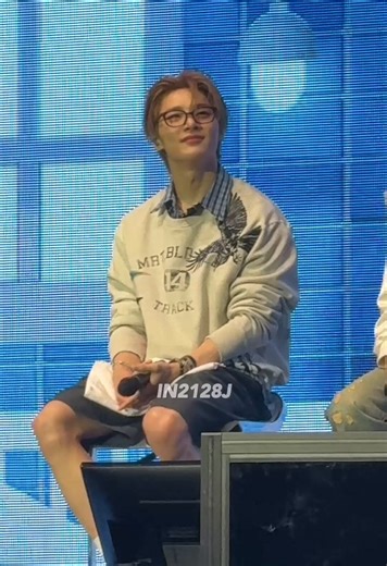 honestly, i don't know how some stays think skz can speak up and refuse when the company treats them like this and controls them so much that even when they speak, their ment are cut? and him said “getting scolded is part of daily life” it's truly insane fvck div1, also i saw when lix said they had a concert and the president replied “we organise it with your manager” like what? he's basically saying, “you don't have a say i'll talk to the company” poor guys they can't all ask to go on vacation 