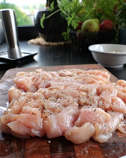 Pora na zapiekankę z kurczaka i pora 😁 Składniki: - 350 g piersi z kurczaka, - sól, do smaku, - pieprz, do smaku, - oliwa, do smażenia, - 300 g makaronu, - 3-4 ząbki czosnku, - 1 duży por, - 40 g mąki pszennej, - 550 ml mleka, - 80 g żółtego sera, - 2 łyżki bułki tartej. | Kocham Gotować