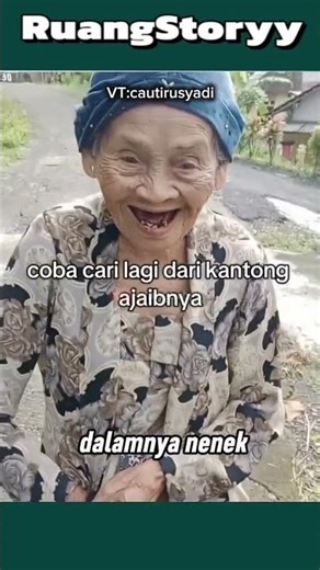 Nenek yang bingung mencari uang di dompet yang kosong