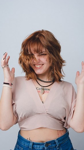 Este 2024 la tendencia en color de cabello marrón que están arrasando. Los tonos chocolates intensos hasta cálidos avellana, el cabello marrón es la elección perfecta para un look sofisticado y elegante. Para lograr este tono del video, en cabellos oscuros y ya teñidos con un color anterior se debe realizar una decoloración hasta una altura 8. En un cabello natural con una base 6 en adelante se puede usar con oxidante de 30 vl y la aplicación es de manera indirecta. #TendenciasCabelloMarrón #est