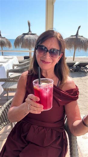 Oops… ik zei Comtessa, maar het is Oase 😅 En eerlijk? Het ziet er hier zó leuk uit dat ik sowieso terugkom. Chiringuito Oase – Fuengirola #oase #chiringuitooase #fuengirola #beachvibes #spainlife #stranddag #tiktokspain #summerfeels