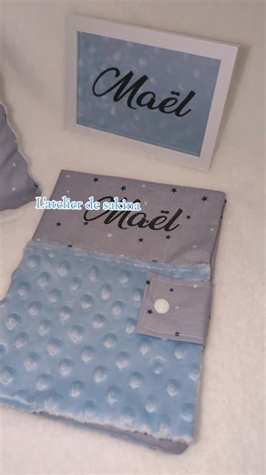 🩵 Magnifique ensemble de naissance personnalisé 🩵 Je vous présente cet adorable ensemble aux couleurs douces et harmonieuses, personnalisé au prénom de bébé 🩵 Il se compose de : • un protège carnet de santé • un coussin personnalisé • une attache tétine assortie • un petit cadre décoratif pour la chambre de bébé Chaque pièce est entièrement cousue à la main avec amour dans mon atelier 🩵 Un ensemble unique, idéal pour une naissance, l'aïd ou simplement pour faire plaisir 🌙 ✨ 💌 Personnalisat
