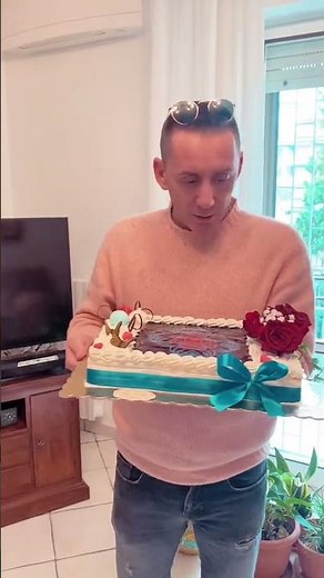 Kekko Silvestre dei Modà e la torta per il suo compleanno: il ringraziamento a tutti i fans
