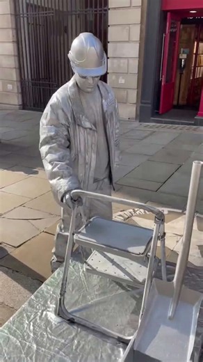 How Levetating Silverman statue gets enough of his show/Street Entertainment/ Covent Garden.