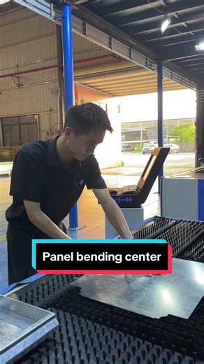 Panel bending center，young boy easy operate to bending#panelbendingmachine #automaticbendingmachine #arcbending #panelbender #manufacturing #bendingcenter #cncmachine #bending #automaticbending #kichenware #sheetmetalworker #bendingcentermachine #pressbrake #firecabinet