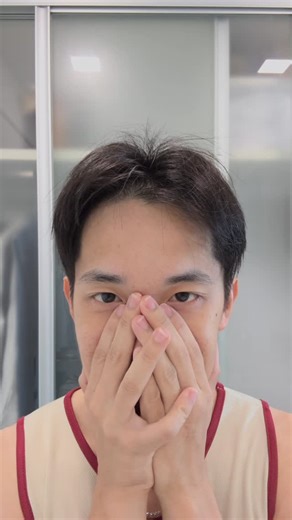 @glowithlouis on Instagram: "Day 7 of a straight guy learning how to glow up 钢铁直男学习化妆打扮第7天 #mensmakeup #glowup #男生发型 #男生化妆 #男生变帅 男生造型技巧 修眉"