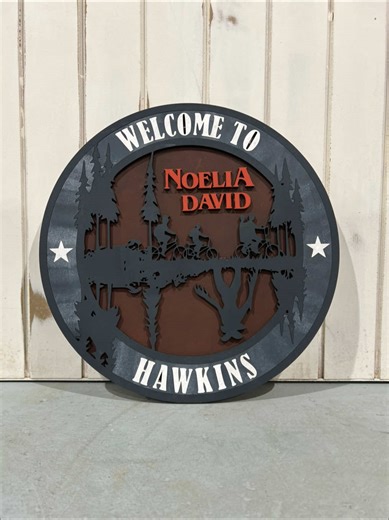 Welcome to Hawkins. Personalizado con los nombres que quieras 🫶🏼. #strangerthings #hawkins #netflix #friendsdontlie #deco