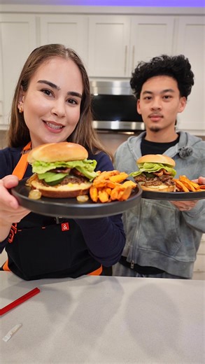 Koko on Instagram: "Jalapeño Bacon Burger🤤 #explorepage #explore #reels #viral #trending #couple #cooking #cookingwithkoko"