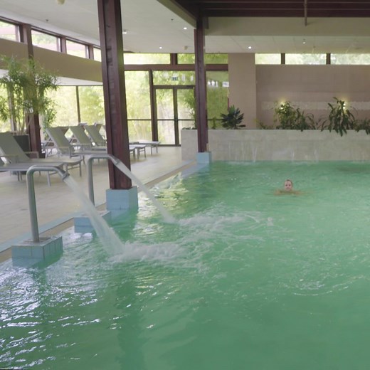 Besoin d'un moment de relaxation ? 🛁 https://bit.ly/DétendezVous Le Spa Deep Nature vous attend pour une expérience unique. Accédez à un merveilleux espace de bien-être et prélassez vous dans les bains, saunas ou hammams. Et pour davantage de détente, offrez-vous un massage personnalisé, adapté à vos besoins, à vivre seul, en couple ou avec votre enfant. 💆 | Center Parcs France