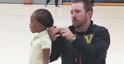 Coach goes viral for one simple act during a kids’ basketball game
