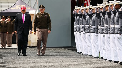 Donald Trump se targue d'avoir "libéré" l'armée américaine des théories sur le genre et la "race"