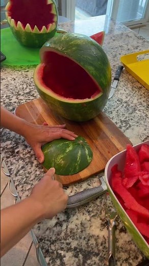 I carved a frog out of a watermelon & honestly… he’s adorable | DIY summer centerpiece