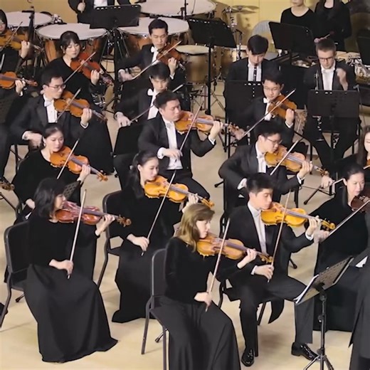A resounding gong transports us to a realm high up in the heavens, where an assembly of divine beings welcomes the Creator of the universe. Dare they leave their heavenly posts and vow to join the Creator on a long and perilous journey to the mortal world? This epic opening comes alive through the live symphony orchestra of Shen Yun Performing Arts — a one-of-a-kind ensemble that blends classical Western orchestration with traditional Chinese instruments. 🎼✨ It’s not just music you hear — it’s 