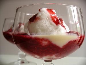 Île flottante à la framboise et son coulis de fraise pour 2 personnes - Recettes - Elle à Table