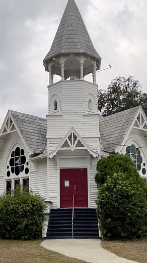 This historic church in Citra, Florida was built in 1893 on the site where a smaller church from 1880 once stood. I love to see how the architecture of the era affected even the places of worship at the time!⁣ ⁣ | Pretty Old Places