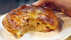 📣 Missing the great food at the Huntsman Pub? Try our new "Delivery Specials" Chicken Pot Pie to bring a little Pub flavor to your home. ☎️ Call us 02 252 4222 or Line@ https://lin.ee/ttCM4Fy Free delivery within 500 meter ⏰ Service time at 7 am-8 pm #LandmarkBangkok #BangkokHotel #HotelNearBTS #LandmarkPromotion #LandmarkFoodDelivery #HuntsmanPubDelivery | The Landmark Bangkok Hotel