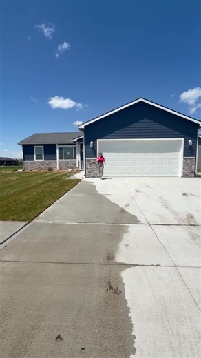 Champion is sweeping the nation 🏠 Looking for a home you can get fast and high quality? Check out this great modular home! Meet the Meadowlark, a modular dream! Key features: 🏠 1,386 sq. ft. 🏠 3 beds, 2 baths 🏠 Modern curb appeal 🏠 Attached garage More info on modular housing with the link in our bio 🔗 #nebraska #nebraskalife #manufacturedhomes #modernexterior #viralhome
