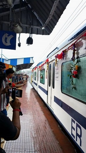 শিয়ালদহ থেকে আমাদের AC Local ট্রেন রানাঘাট পৌঁছালো ♥️ ⏰ ছাড়া/পৌঁছানোর সময় - সকাল 8:29 মিনিটে রানাঘাট থেকে ছাড়বে শিয়ালদহ পৌঁছাবে সকাল 10:10 মিনিটে আর সন্ধ্যা 6:50 মিনিটে শিয়ালদহ থেকে ছাড়বে রানাঘাট পৌঁছাবে রাত 8:32 মিনিটে। ⛽ যে সব স্টেশনে দাঁড়াবে - 1. রানাঘাট 2. চাকদহ 3. কল্যানী 4. কাঁচরাপাড়া 5. নৈহাটি 6. বারাকপুর 6. খড়দহ 7. সোদপুর 8. দমদম 9. বিধাননগর 10. শিয়ালদহ। 🎫 🎟️ ভাড়ার তালিকা - শিয়ালদহ এসি লোকাল ভাড়া 💵 শিয়ালদহ থেকে দমদম - ৩৫/- টাকা 💵 শিয়ালদহ থেকে বারাকপুর - ৬০/- টাকা 💵 শ