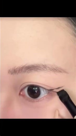 Eyeliner Tutorial: Step-by-Step Guide for Perfect Lines