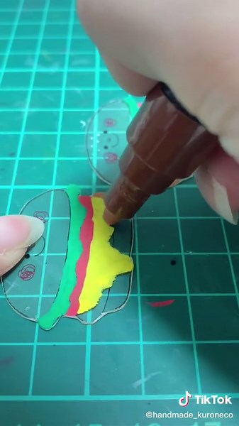 プラ板とポスカで作るハンドメイド動画 | 色塗り方法を紹介