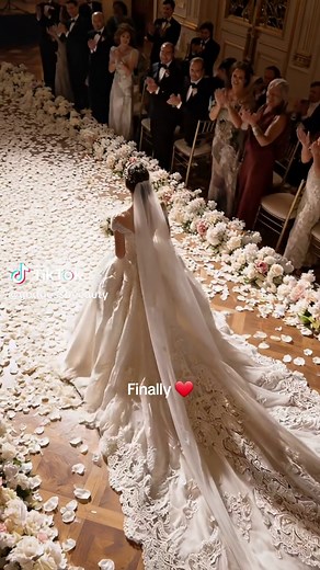 Romantic Fashion Looks: Stunning Romanticism Style Guide