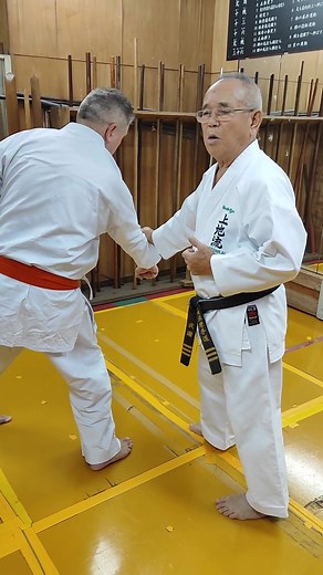 Sensei shows how to use a hand grip / November 2025 / First day in Okinawa, we get off the plane and go straight to the dojo of Sensei Takehiro Gaja Hanshi, 9th dan Uechi ryu karate do Hozonkai. We practiced kata, bunkai, and kyu Kumite / 上地流唐手道保存会 Uechi ryu Karate Hozonkai Russia Shibu 龍敏道場 Ryubin dojo #Uechi #UechiryuRussiaHozonkai #Sanseiryu #kata #bunkai #shoken #Okinawan #karate #kodokan #kobudo #bluebook #Uechibook #kouchi #neck #haraiukegeri #seiken #Nahate #wauke #tetsuwa #Sanchin #Gaja 