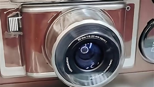 LOMOGRAPHY自动拍立得相机使用方便，质量很好。