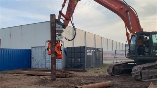 Les Produits Gilbert Grizzly MultiGrip MG-60 Side-Grip Pile Driver demo driving H beams in the Netherlands. #PileBuck #EandCmedia #piledriving #deepfoundations #construction | Pile Buck Magazine