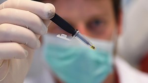 VIDÉO - Coronavirus : 5 questions sur le test salivaire rapide bientôt disponible en France